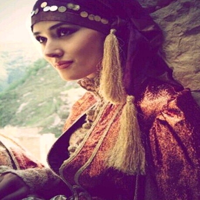 dagestan-women-traditional-costume-clothing-dagestan-caucasus-people3.jpg